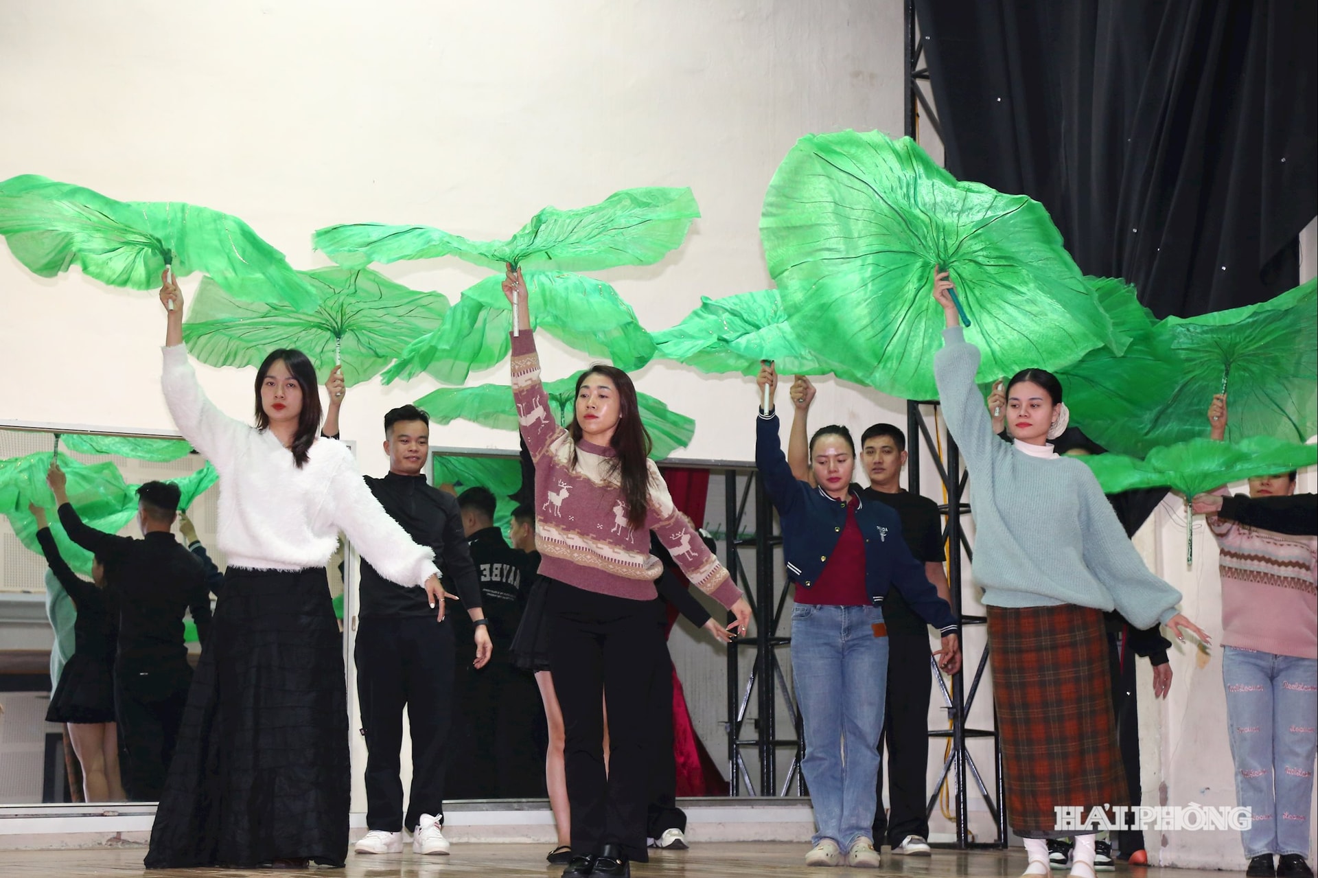 Các ca sĩ, diễn viên tập luyện cho chương trình chào mừng Đại hội XIV của Đảng.