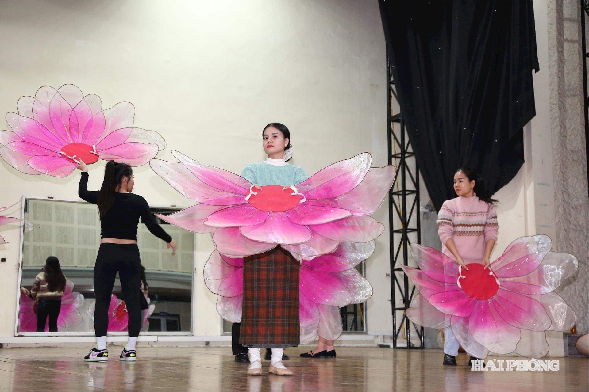 Các ca sĩ, diễn viên tập luyện cho chương trình chào mừng Đại hội XIV của Đảng.