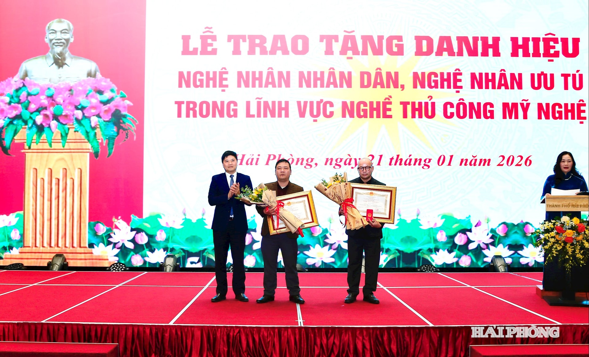 Le camarade Hoang Minh Cuong, vice-président du Comité populaire de la ville, a remis le titre.