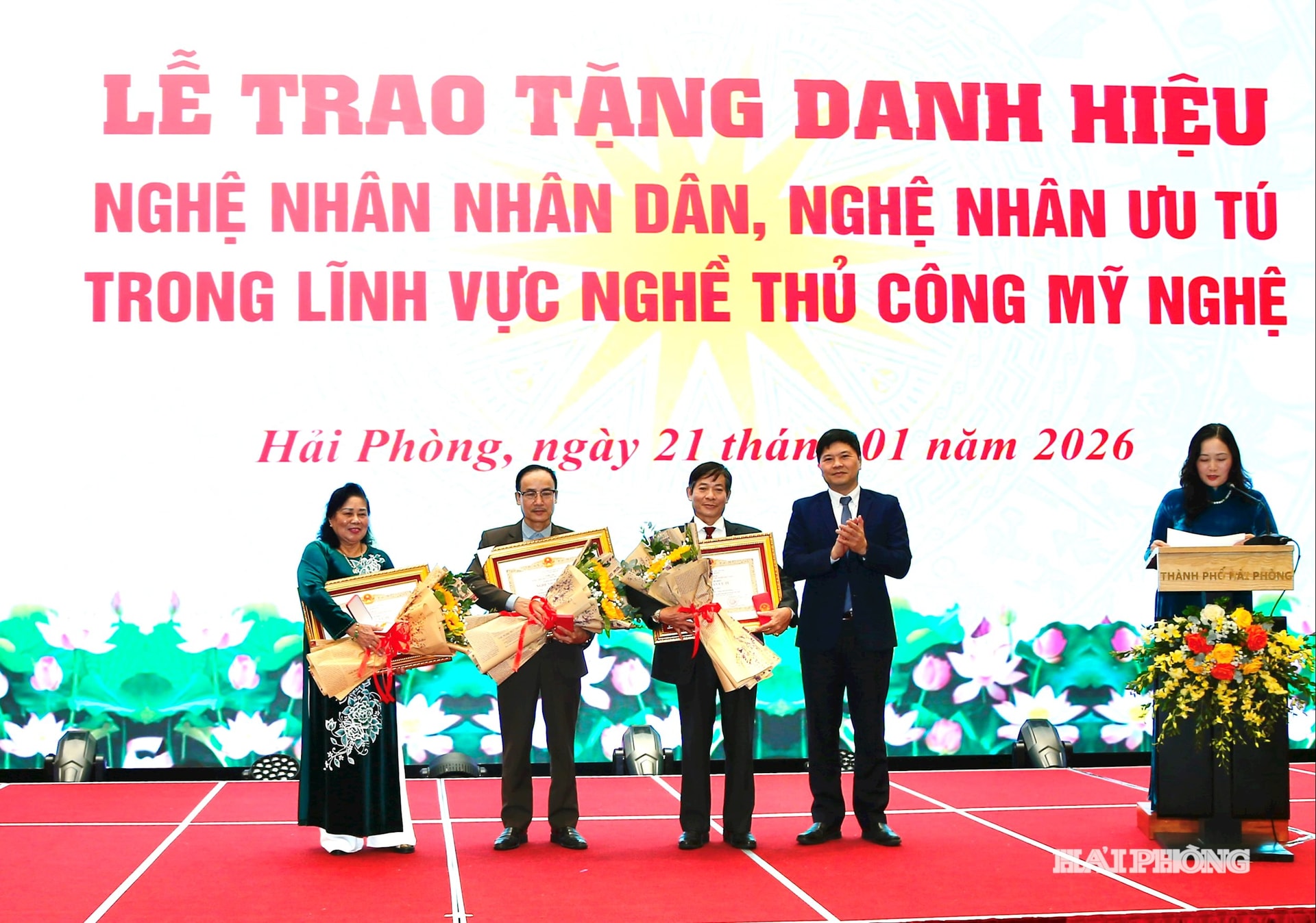 Le camarade Hoang Minh Cuong, vice-président du Comité populaire de la ville, a remis le titre.