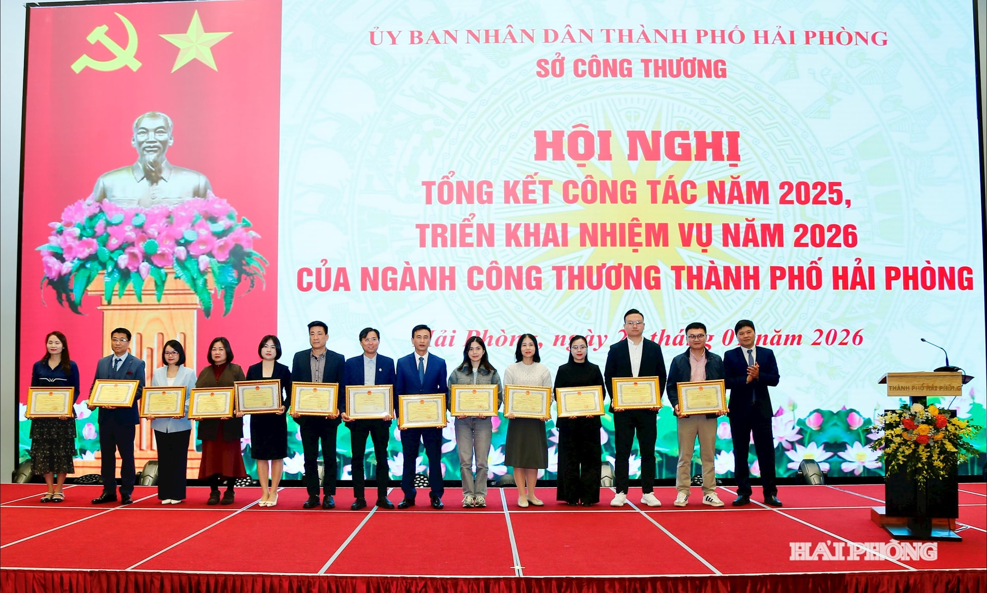 Le camarade Hoang Minh Cuong, vice-président du Comité populaire de la ville, a remis des certificats de félicitations à des collectifs ayant obtenu des résultats exceptionnels.