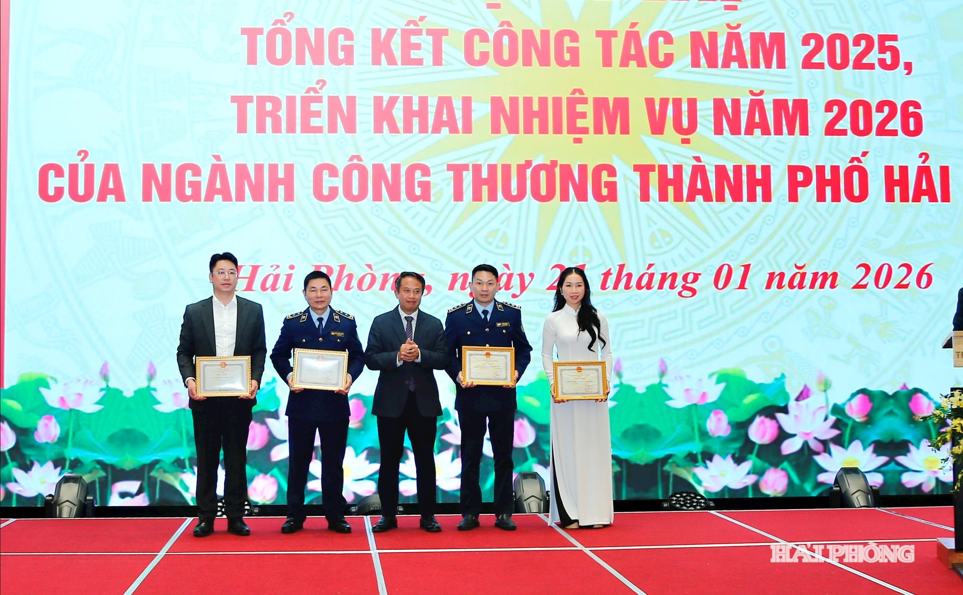 Les responsables du ministère de l'Industrie et du Commerce ont remis des certificats de félicitations aux collectifs ayant réalisé des performances exceptionnelles.