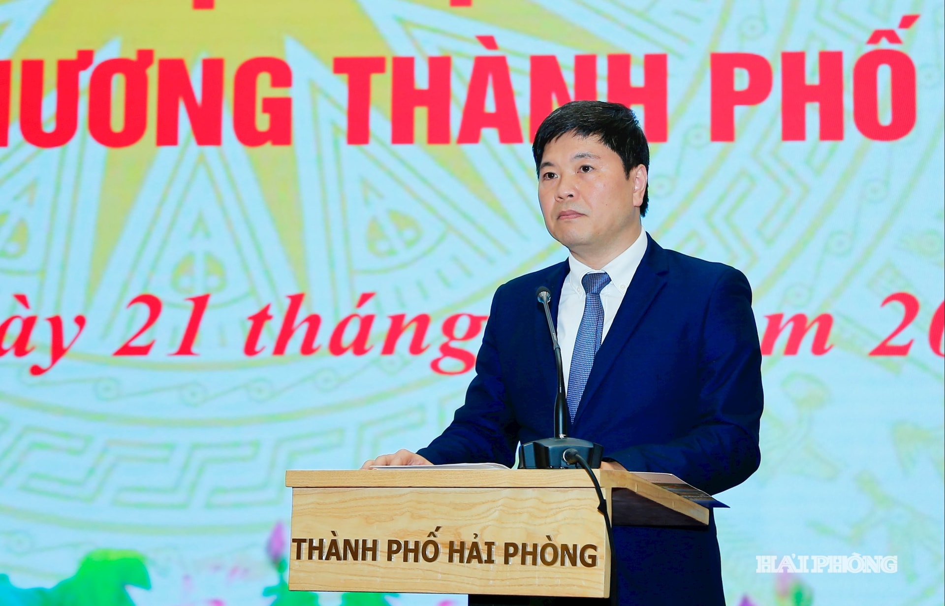 Le camarade Hoang Minh Cuong, vice-président du Comité populaire de la ville, a prononcé un discours lors de la conférence.