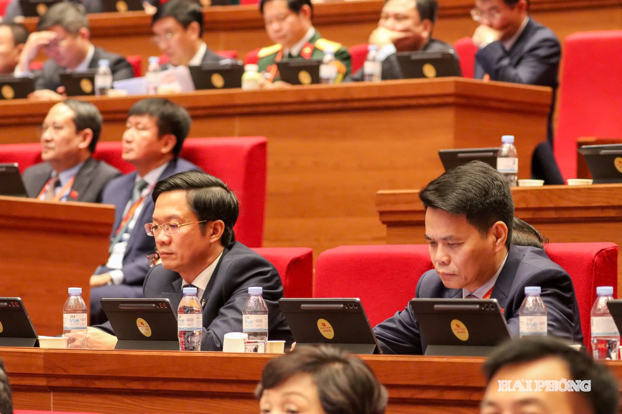 Các đồng chí Lê Ngọc Châu, Phó Bí thư Thành uỷ, Chủ tịch UBND thành phố; Phạm Văn Lập, Phó Bí thư Thành ủy, Chủ tịch Ủy ban MTTQ Việt Nam thành phố dự phiên thảo luận.