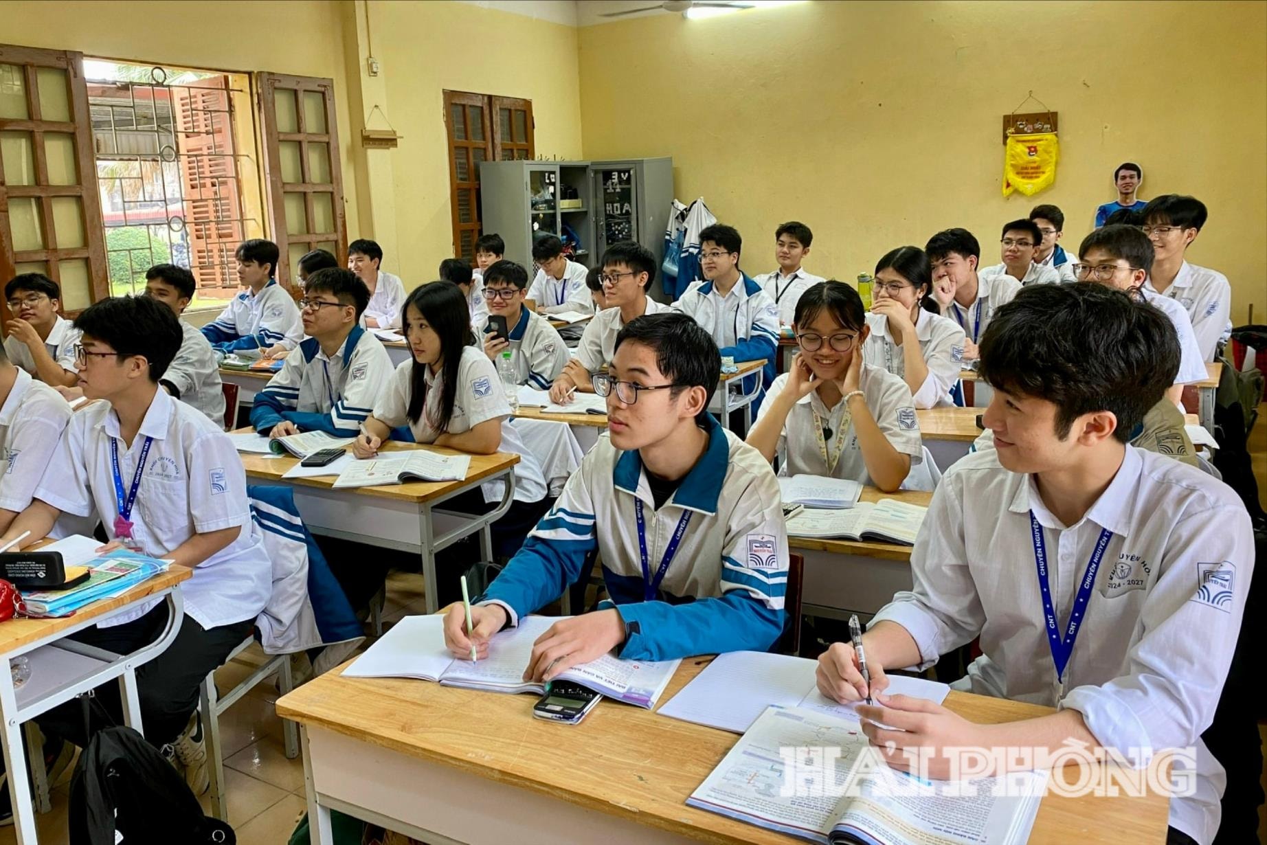 Em Phùng Vũ Thế Lâm (hàng đầu, ở giữa) tại lớp 11 chuyên hoá học, Trường THPT chuyên Nguyễn Trãi.