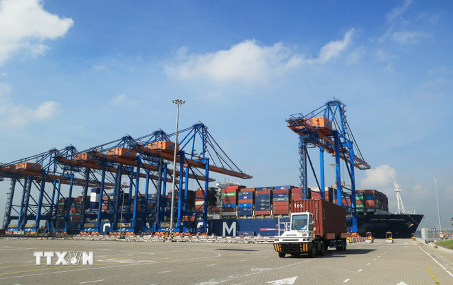 Xe chở container hoạt động trên cảng quốc tế Gemalink thuộc hệ thống Cảng biển Cái Mép (phường Tân Phước). Ảnh: Hồng Đạt - TTXVN ttxvn-3-cang-bien-cua-viet-nam-lot-top-100-cang-luu-thong-nhieu-hang-hoa-nhat-the-gioi-8265792.jpg