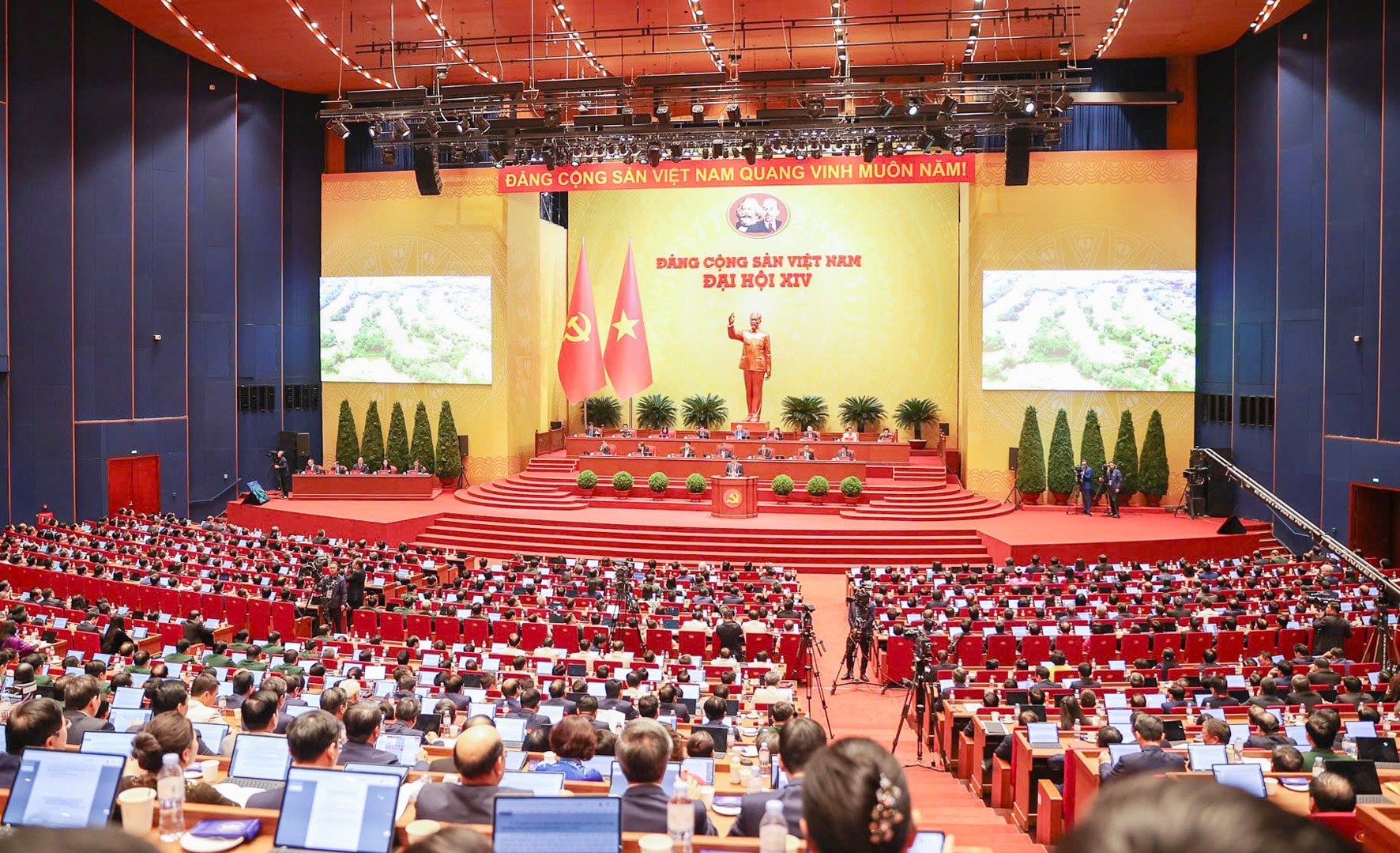 Quang cảnh phiên thảo luận tại hội trường chiều 21/1. Ảnh: LÊ DŨNG