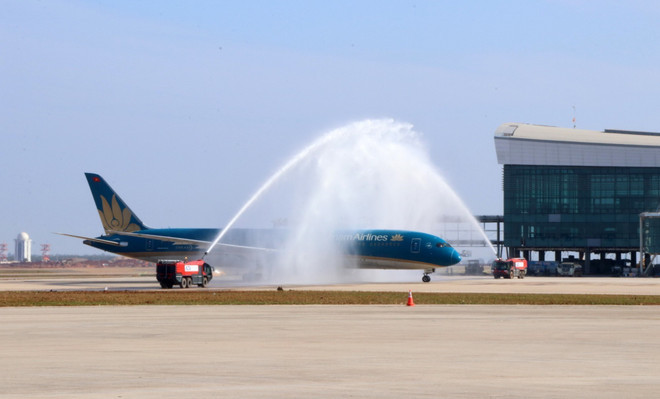 Nghi thức phun vòi rồng chào mừng chuyến bay đầu tiên của Hãng hàng không quốc gia Việt Nam - Vietnam Airlines - đáp xuống Cảng hàng không quốc tế Long Thành. (Ảnh: Sỹ Tuyên/TTXVN) ttxvnh-cang-hanh-khong-quoc-te-long-thanh.jpg