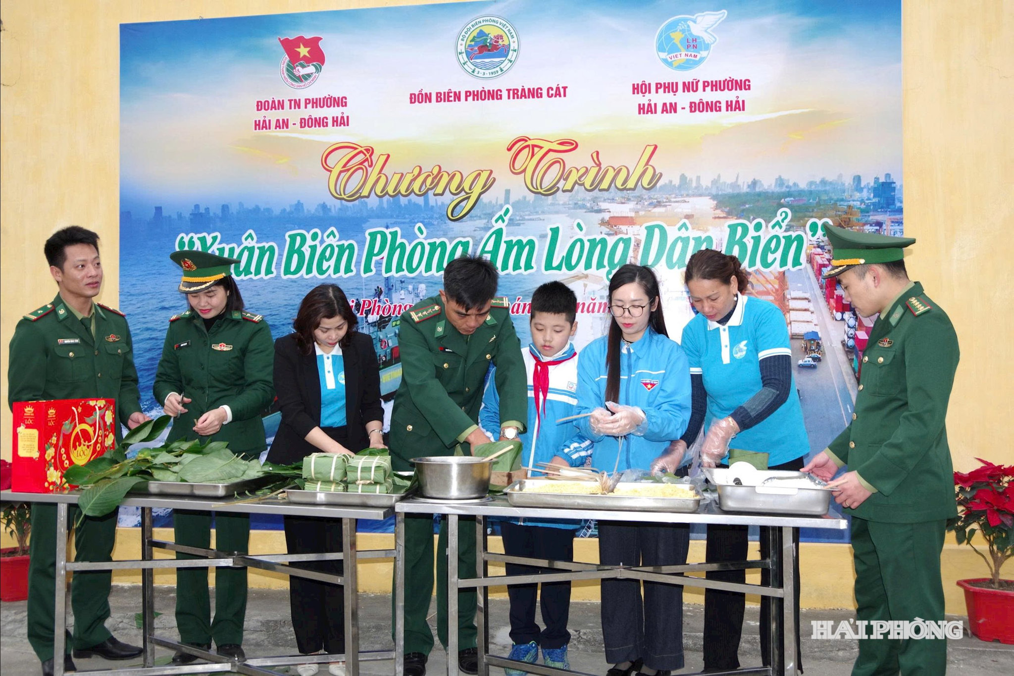 Gói bánh chưng tặng các gia đình có hoàn cảnh khó khăn tại chương trình