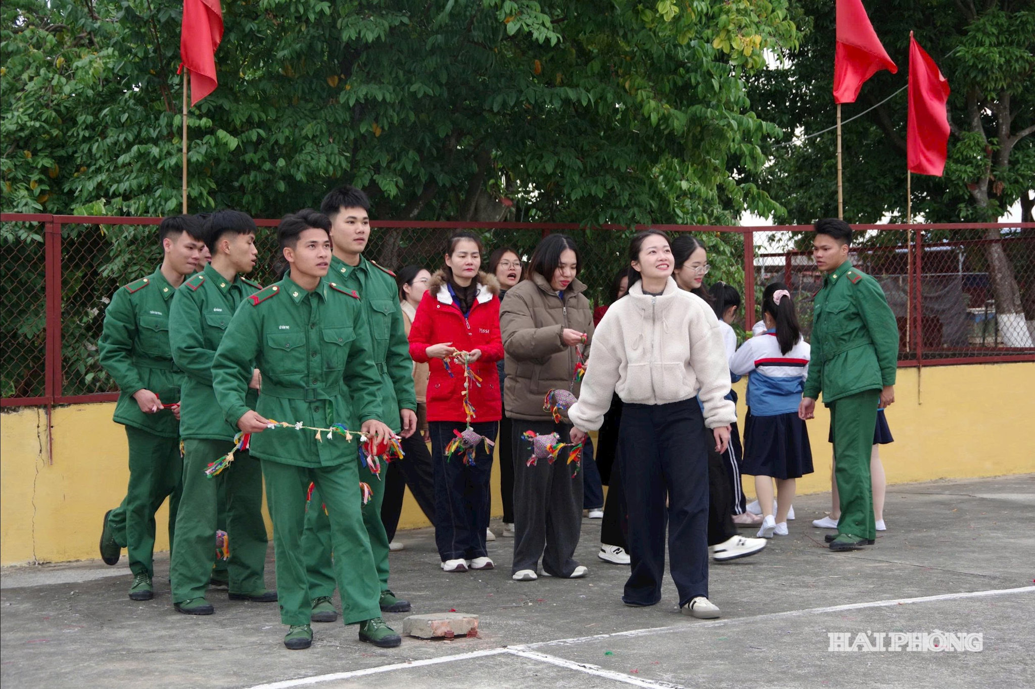 Cán bộ, chiến sĩ và mọi người tham gia thi ném còn