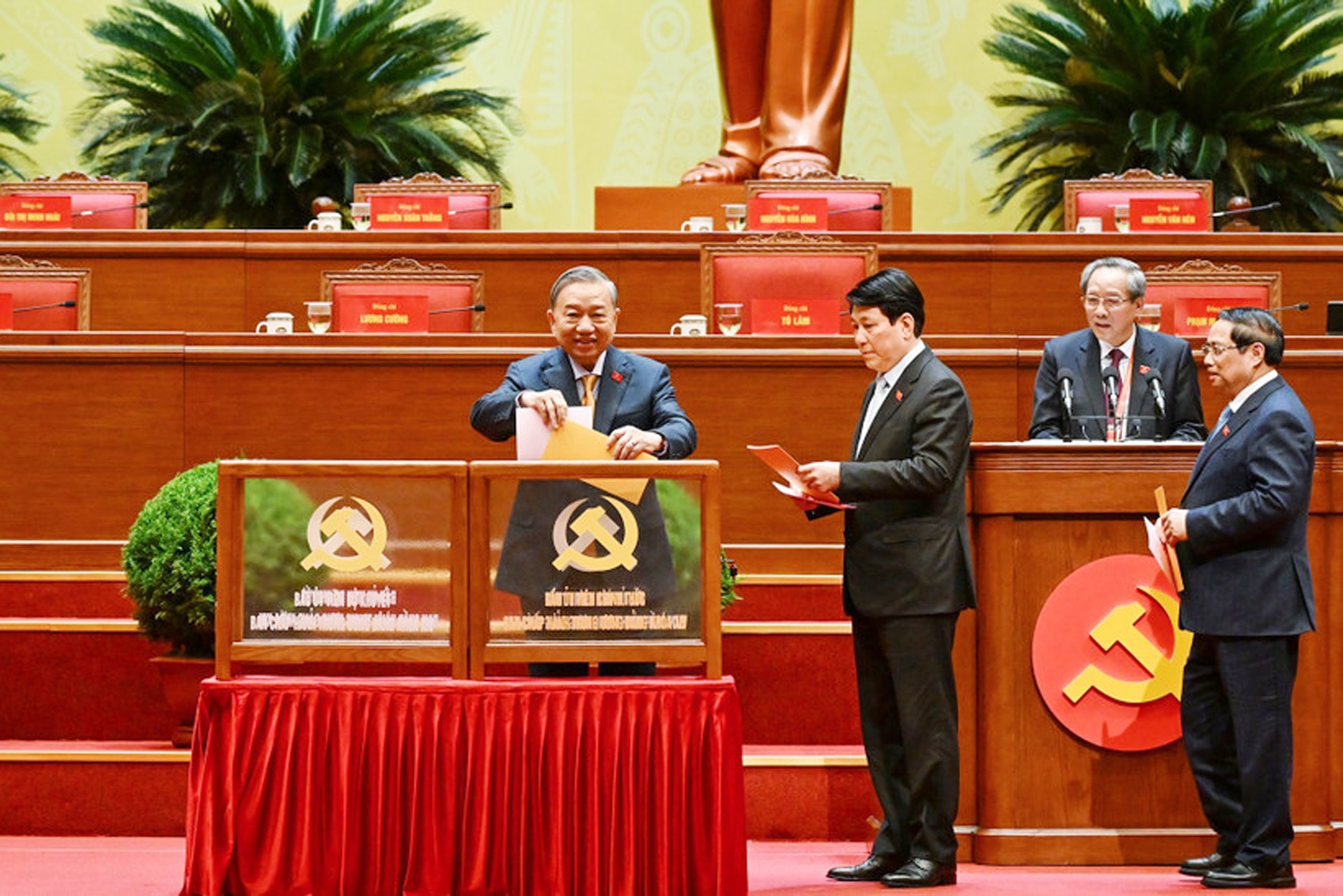 Tổng Bí thư Tô Lâm cùng các đồng chí lãnh đạo Đảng, Nhà nước bỏ phiếu bầu Ủy viên Trung ương chính thức và Ủy viên dự khuyết Ban Chấp hành Trung ương Đảng khóa XIV.