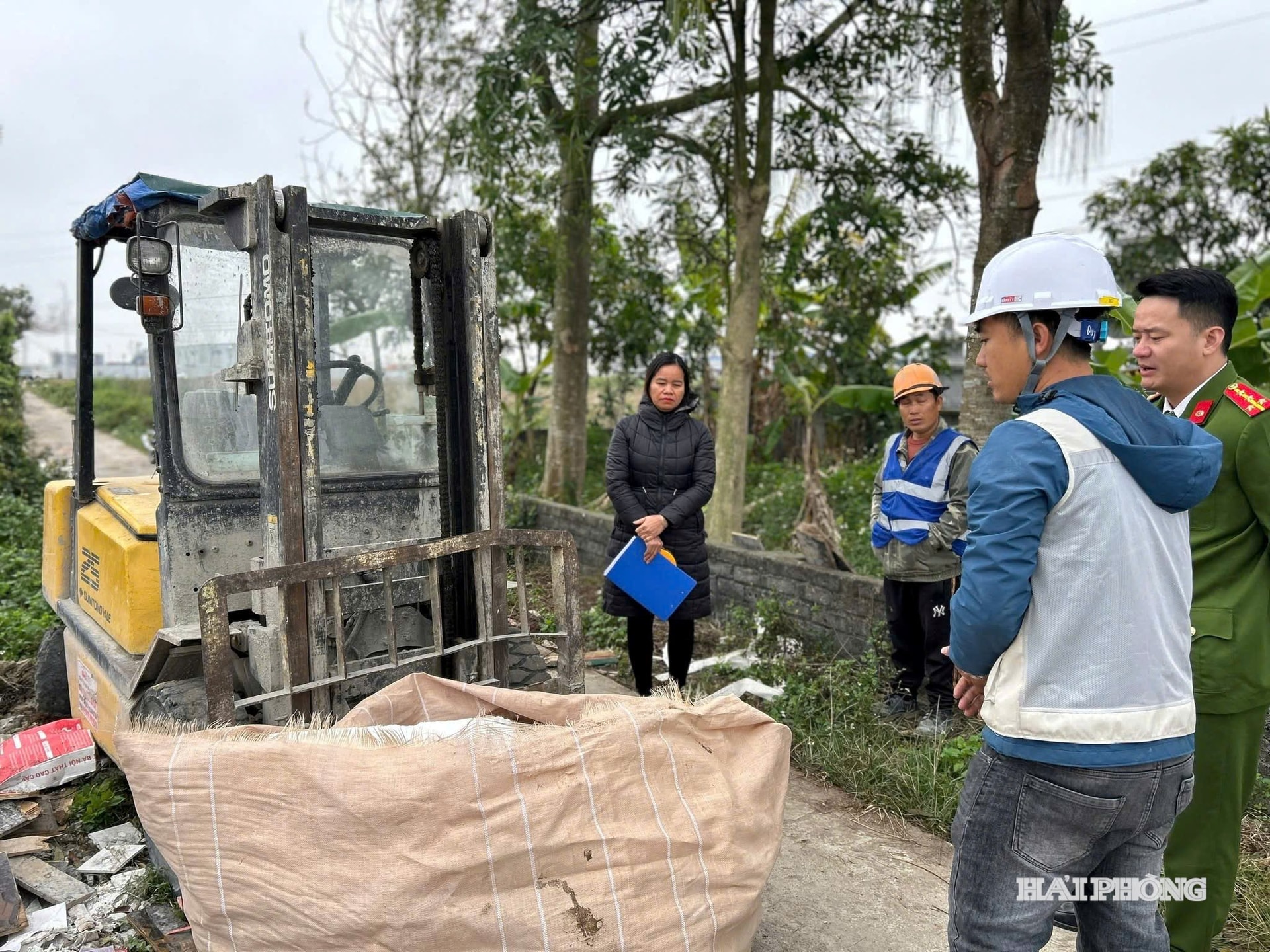 Công an xã Quyết Thắng xác minh hành vi đổ chất thải trái quy định