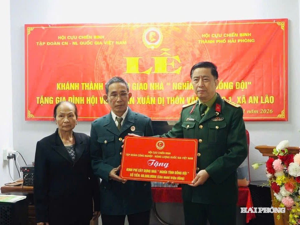 Đại diện Hội Cựu chiến binh Tập đoàn Công nghiệp - Năng lượng quốc gia Việt Nam trao kinh phí xây nhà tặng hội viên Trần Xuân Dị.