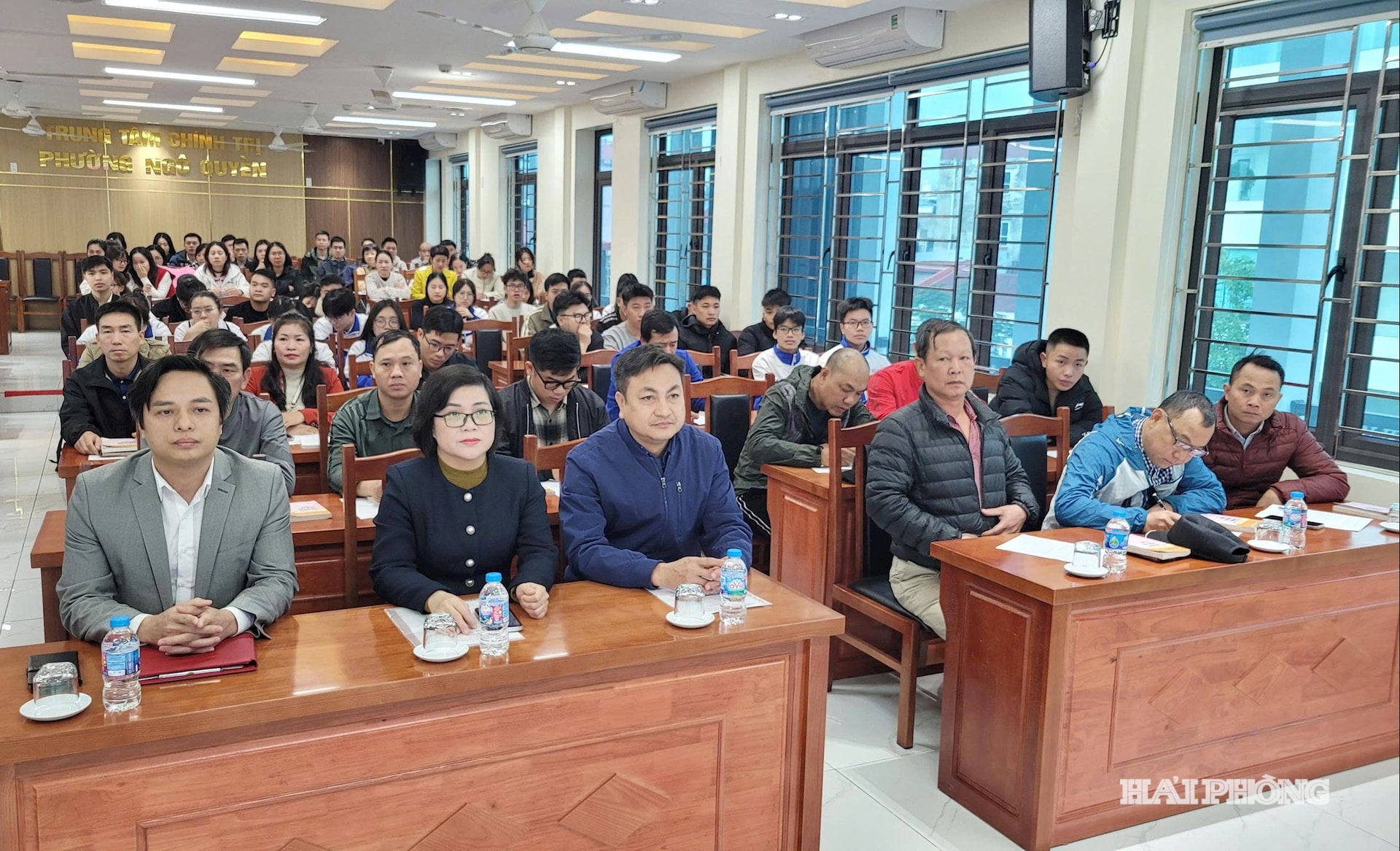 chinh-tri.jpg