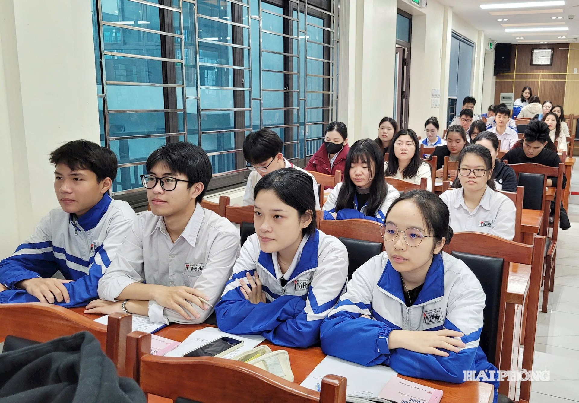 chinh-tri1.jpg