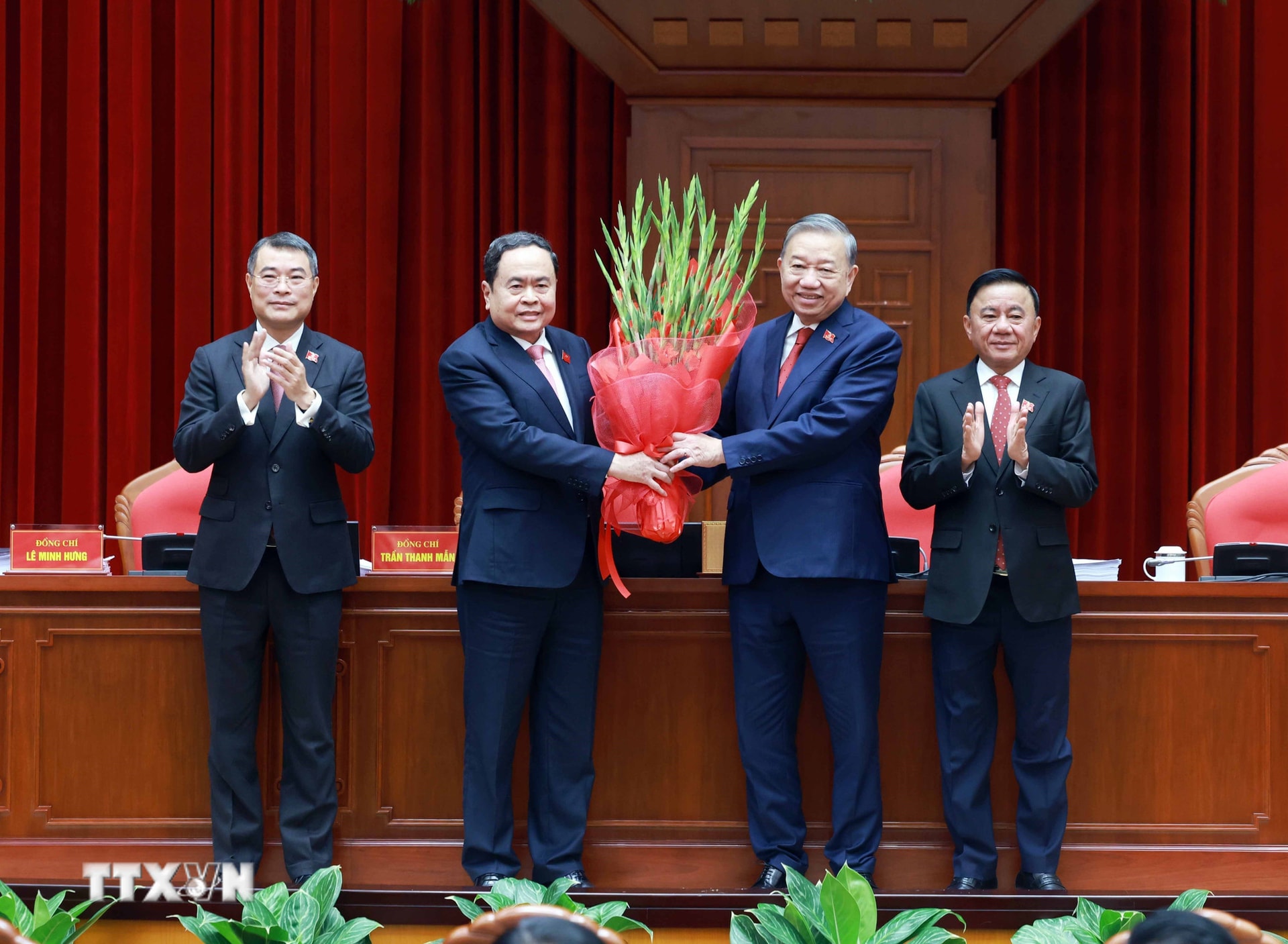 ban-chap-hanh-trung-uong-dang-khoa-xiv-tien-hanh-hoi-nghi-lan-thu-nhat-16.jpg