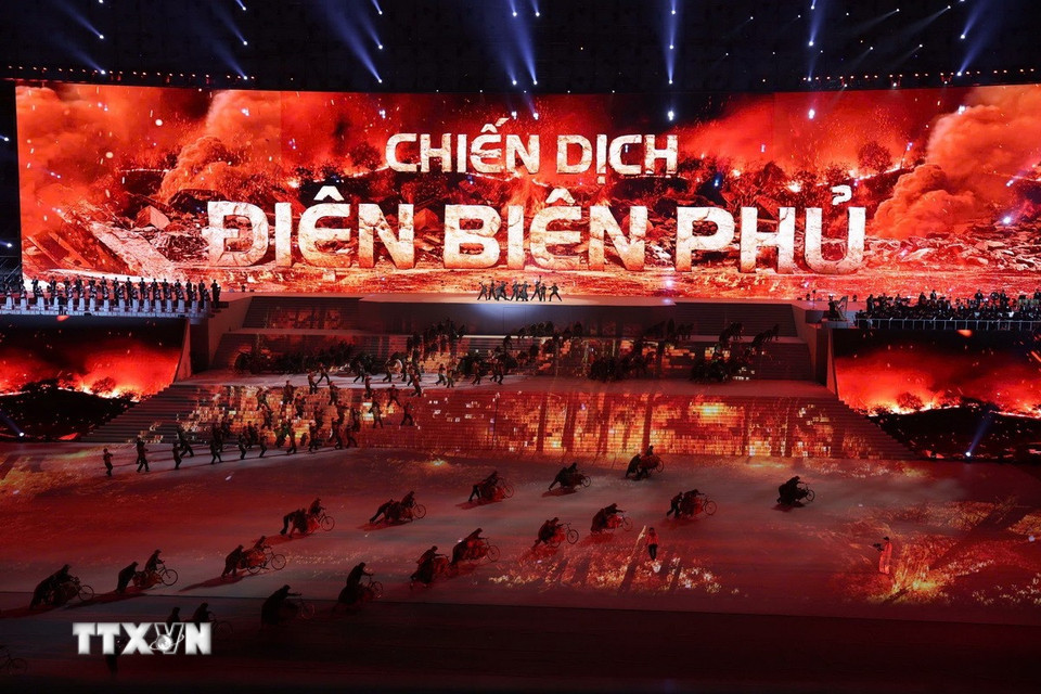 Chương trình “Dưới lá cờ vẻ vang của Đảng” là điểm nhấn đặc biệt, giàu ý nghĩa chính trị-văn hóa-nghệ thuật, thể hiện niềm tin son sắt của toàn Đảng, toàn dân, toàn quân đối với sự lãnh đạo của Đảng Cộng sản Việt Nam, quyết tâm đoàn kết một lòng thực hiện thắng lợi Nghị quyết Đại hội XIV. (Ảnh: TTXVN phát)