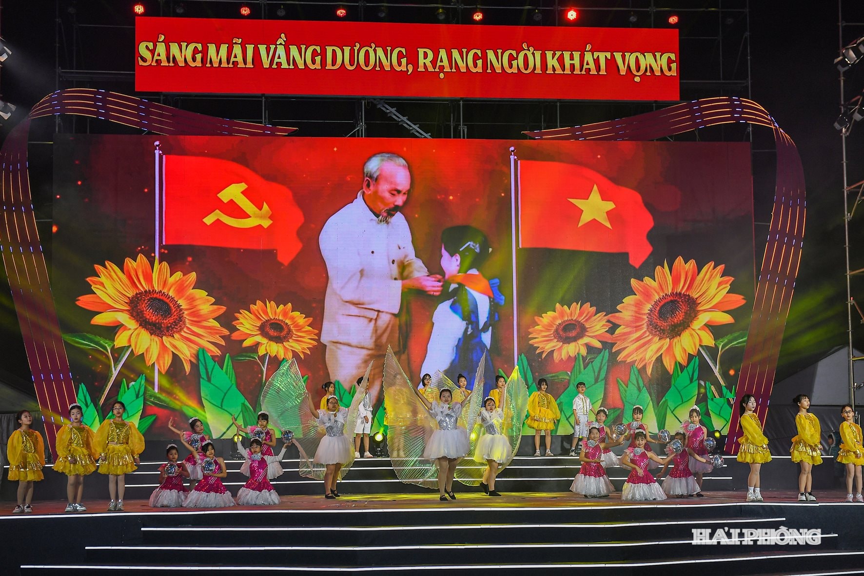 Des spectacles à la gloire du président Hô Chi Minh ont eu lieu sur la place du Centre culturel de l'Est.