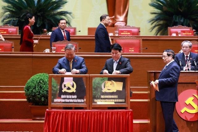eed26f5ef4d2b3baf0aa24dfd57111e811a4b44265e78-_ttxvn-dai-hoi-xiv-cua-dang-bau-ban-chap-hanh-trung-uong-khoa-xiv-8546302-1(1).jpg