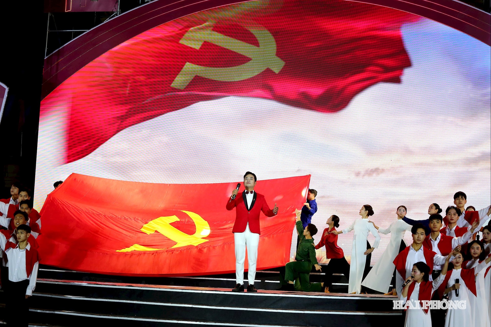 Des spectacles célébrant le glorieux parcours de notre Parti au cours des 96 dernières années ont eu lieu au City Theater Square.