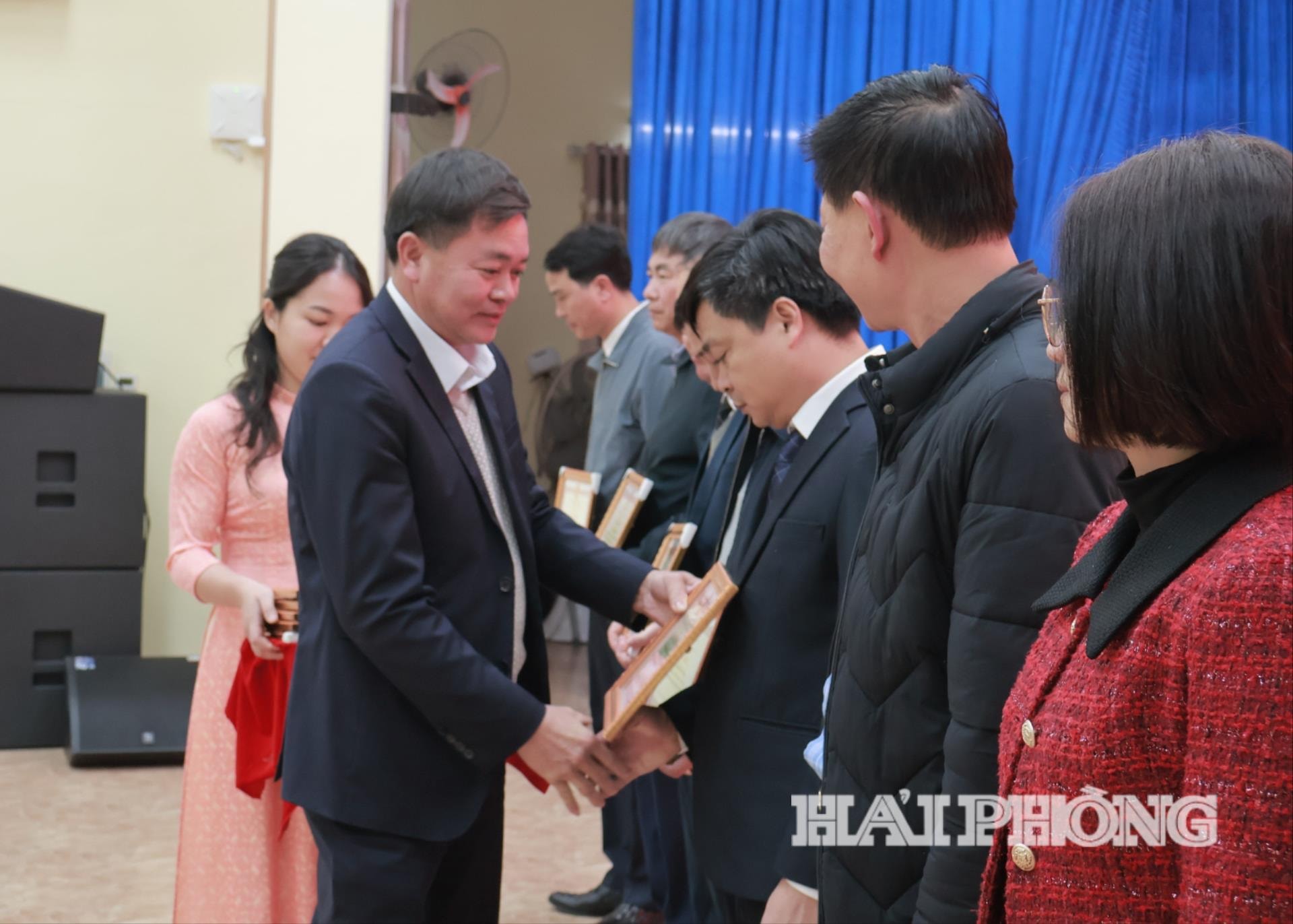 Lãnh đạo Đảng uỷ xã Kim Thành trao khen cho các cá nhân