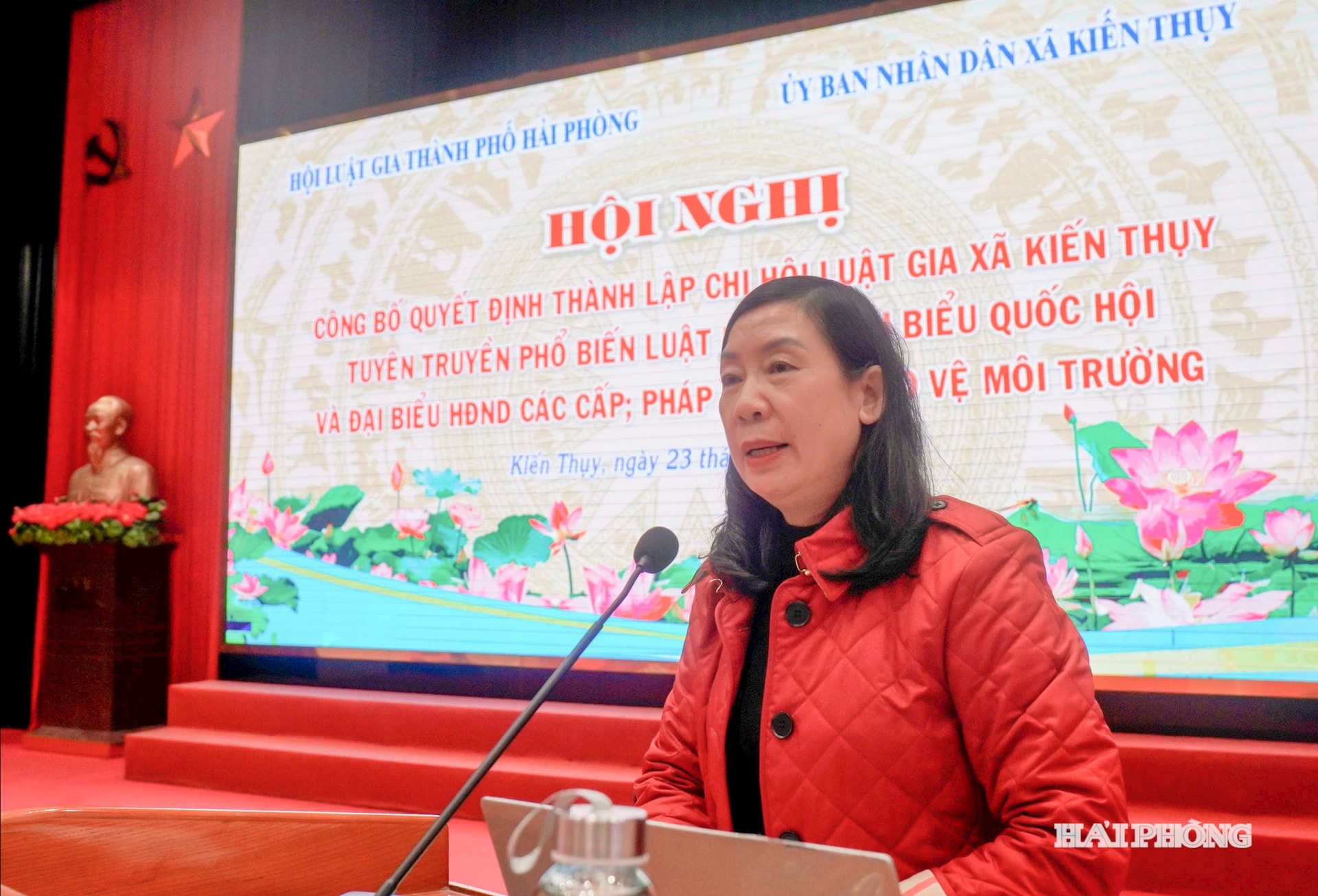 ThS. Luật sư Nguyễn Thị Mai, Chủ tịch Hội Luật gia thành phố Hải Phòng phát biểu giao nhiệm vụ cho Chi hội Luật gia xã Kiến Thụy.