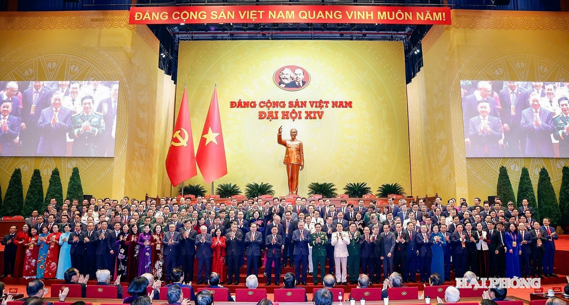Ban Chấp hành Trung ương khóa XIV ra mắt Đại hội. Ảnh: LÊ 