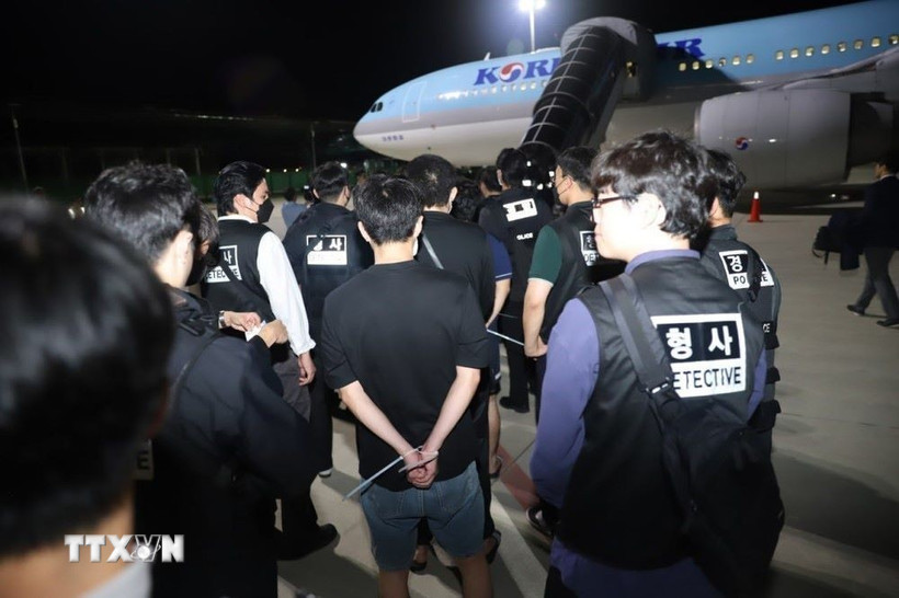 Các công dân nước ngoài liên quan hoạt động lừa đảo sử dụng công nghệ được bàn giao tại sân bay quốc tế ở thủ đô Phnom Penh, Vương quốc Campuchia, tối 17/10/2025. (Ảnh: AKP/TTXVN phát)
