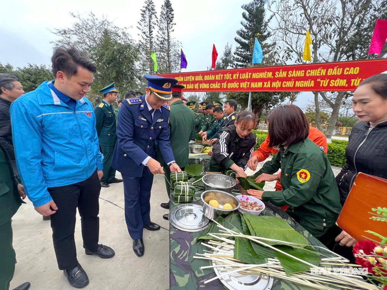 Các đại biểu theo dõi, động viên các đội tham gia hội thi gói bánh chưng xanh