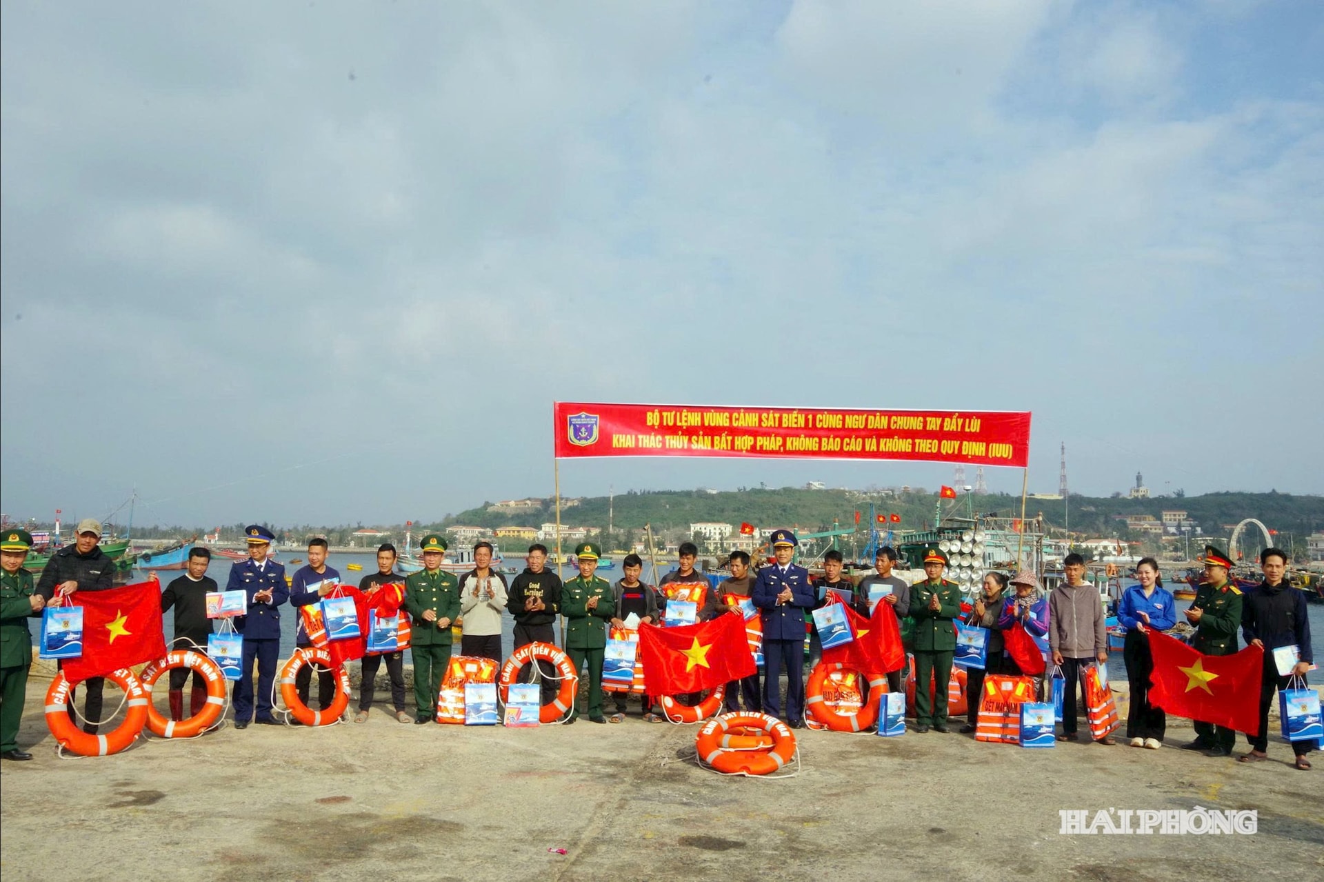 Tặng quà Tết, cờ Tổ quốc cho bà con ngư dân tại đặc khu Bạch Long Vĩ