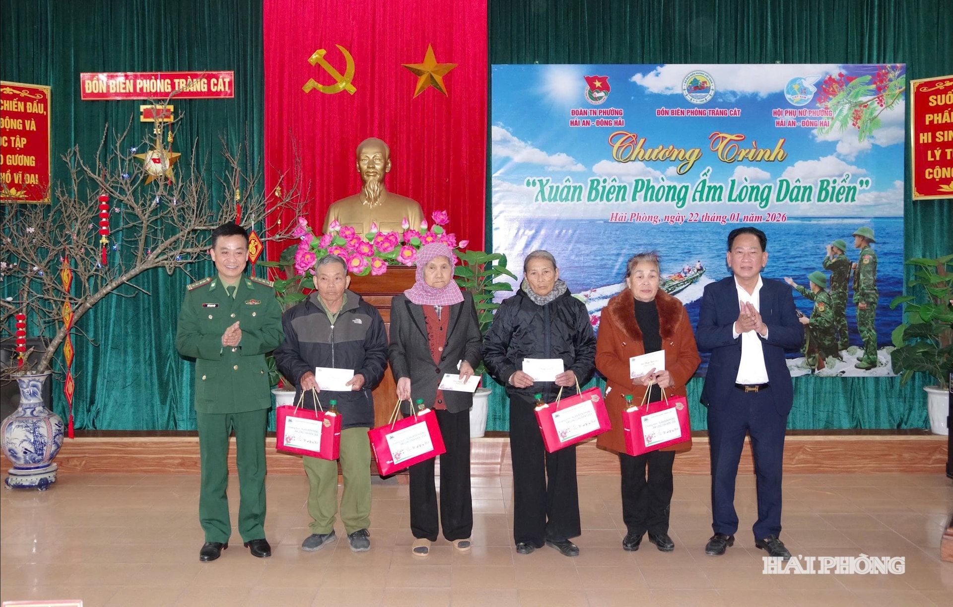 trao quà cho các gia đình có hoàn cảnh khó khăn trên địa bàn phường Hải An