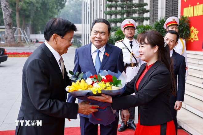Chủ tịch Quốc hội Trần Thanh Mẫn đón Tổng Bí thư, Chủ tịch nước Lào Thongloun Sisoulith. (Ảnh: Doãn Tấn/TTXVN) ttxvn-chu-tich-quoc-hoi-tran-thanh-man-hoi-kien-tong-bi-thu-chu-tich-nuoc-lao-thongloun-sisoulith-8552488-4.jpg