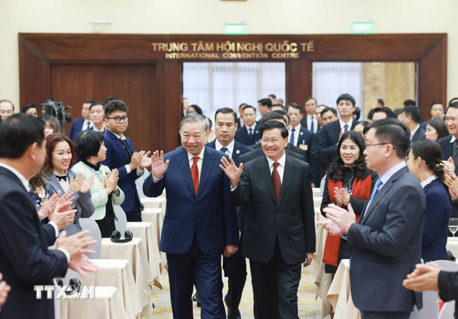 Sáng 26/1/2026, tại Hà Nội, Tổng Bí thư Tô Lâm và Tổng Bí thư, Chủ tịch nước Lào Thongloun Sisoulith cùng các đồng chí lãnh đạo hai nước dự Hội nghị thông báo kết quả Đại hội đại biểu toàn quốc lần thứ XII Đảng Nhân dân cách mạng Lào. (Ảnh: Thống Nhất/TTXVN) ttxvn-tong-bi-thu-to-lam-va-tong-bi-thu-chu-tich-nuoc-lao-2-resize.jpg