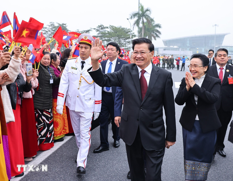 Lễ đón Tổng Bí thư Ban Chấp hành Trung ương Đảng Nhân dân cách mạng Lào, Chủ tịch nước Cộng hòa Dân chủ Nhân dân Lào Thongloun Sisoulith và Phu nhân tại sân bay Quốc tế Nội Bài. (Ảnh: Minh Đức/TTXVN)
