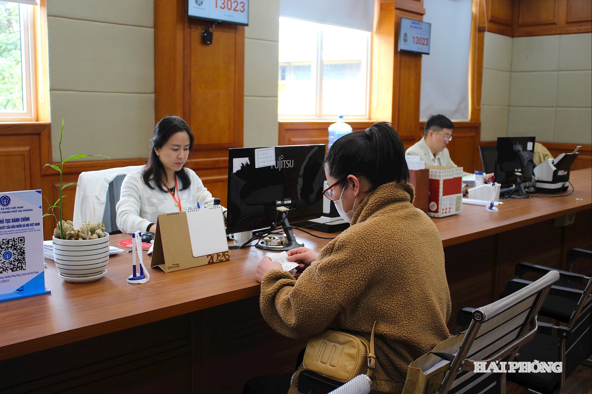 Bảo hiểm xã hội thành phố Hải Phòng được bố trí một khu vực riêng tại trụ sở Trung tâm Phục vụ hành chính công thành phố với 3 quầy tiếp nhận. Mỗi ngày, các công chức tại đây đón tiếp khoảng 70 lượt công dân, tiếp nhận khoảng 40 hồ sơ thủ tục hành chính. Nhờ số hoá hồ sơ và trả kết quả trực tuyến, nhiều công dân đến làm thủ tục hành chính chỉ trong vài phút.