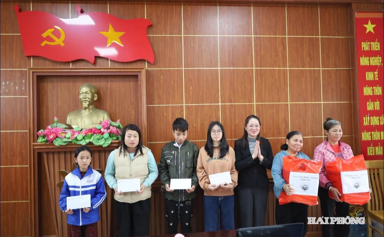 Chương trình học bổng “TYM chắp cánh ước mơ” năm 2025 trao 5 suất học bổng cho học sinh là con hội viên nghèo vượt khó.
