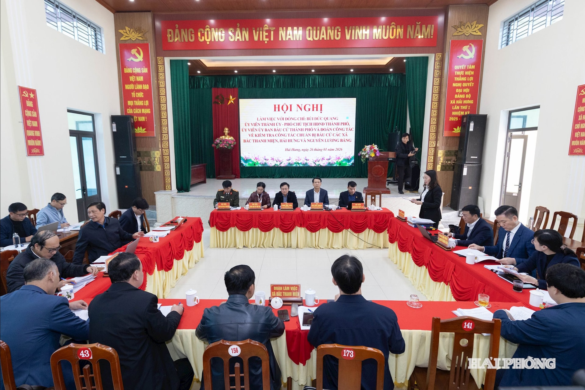 Đoàn kiểm tra làm việc với các xã tại UBND xã Hải Hưng.