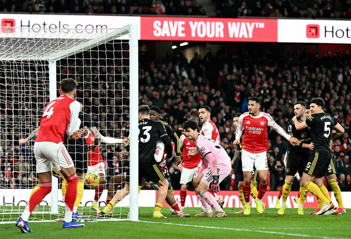 Arsenal thua sốc Man United sân nhà, Ngoại hạng Anh sôi sục - Ảnh 6.