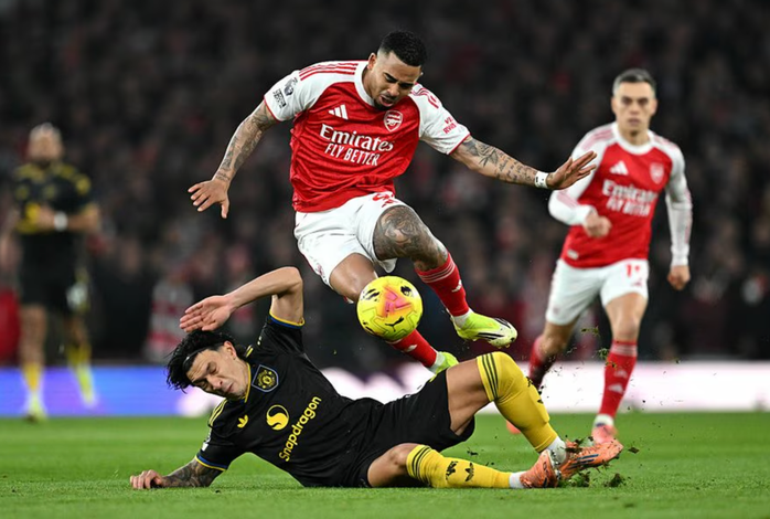 Arsenal thua sốc Man United sân nhà, Ngoại hạng Anh sôi sục - Ảnh 2.