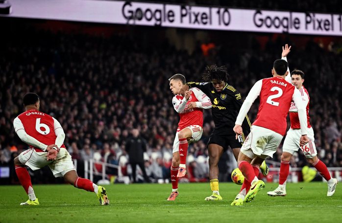 Arsenal thua sốc Man United sân nhà, Ngoại hạng Anh sôi sục - Ảnh 5.