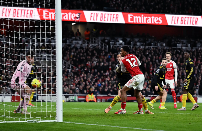 Arsenal thua sốc Man United sân nhà, Ngoại hạng Anh sôi sục - Ảnh 3.