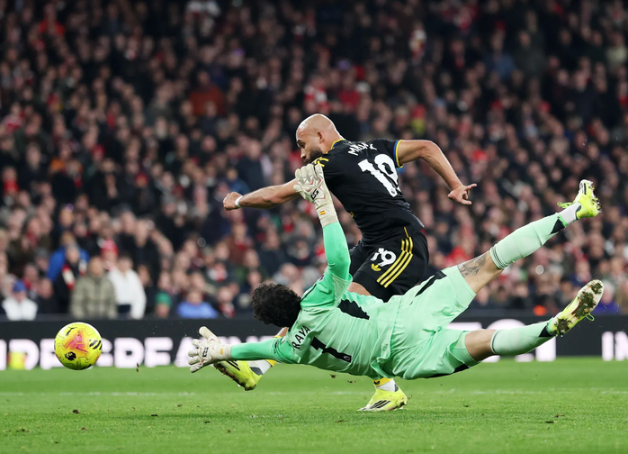 Arsenal thua sốc Man United sân nhà, Ngoại hạng Anh sôi sục - Ảnh 4.