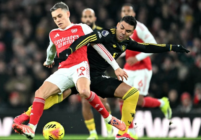 Arsenal thua sốc Man United sân nhà, Ngoại hạng Anh sôi sục - Ảnh 1.