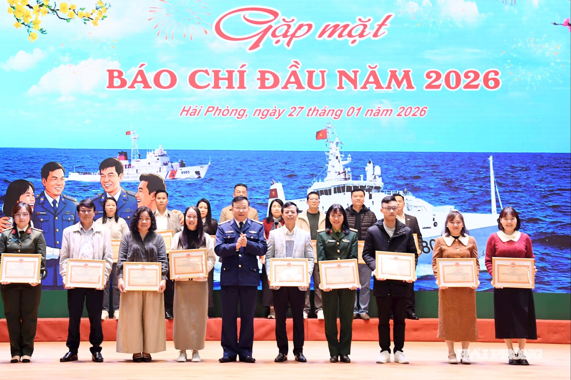 Lãnh đạo Bộ Tư lệnh Vùng Cảnh sát biển 1 trao giấy khen tặng các cá nhân có thành tích xuất sắc.