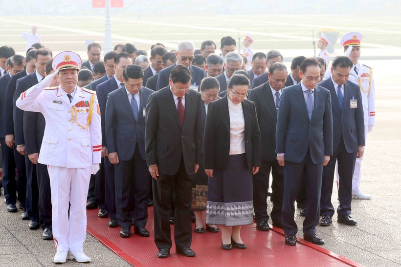 Tổng Bí thư, Chủ tịch nước Lào Thongloun Sisoulith và Phu nhân cùng Đoàn đại biểu cấp cao Đảng, Nhà nước Lào đã đến đặt vòng hoa, vào Lăng viếng Chủ tịch Hồ Chí Minh. (Ảnh: An Đăng/TTXVN)