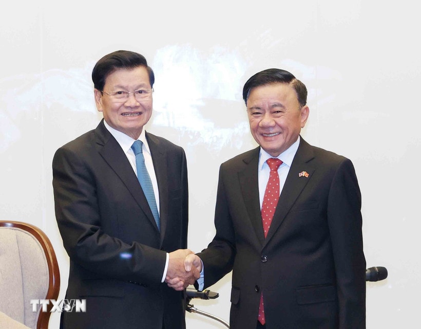 Thường trực Ban Bí thư Trần Cẩm Tú với Tổng Bí thư, Chủ tịch nước Lào Thongloun Sisoulith. (Ảnh: Phương Hoa/TTXVN)