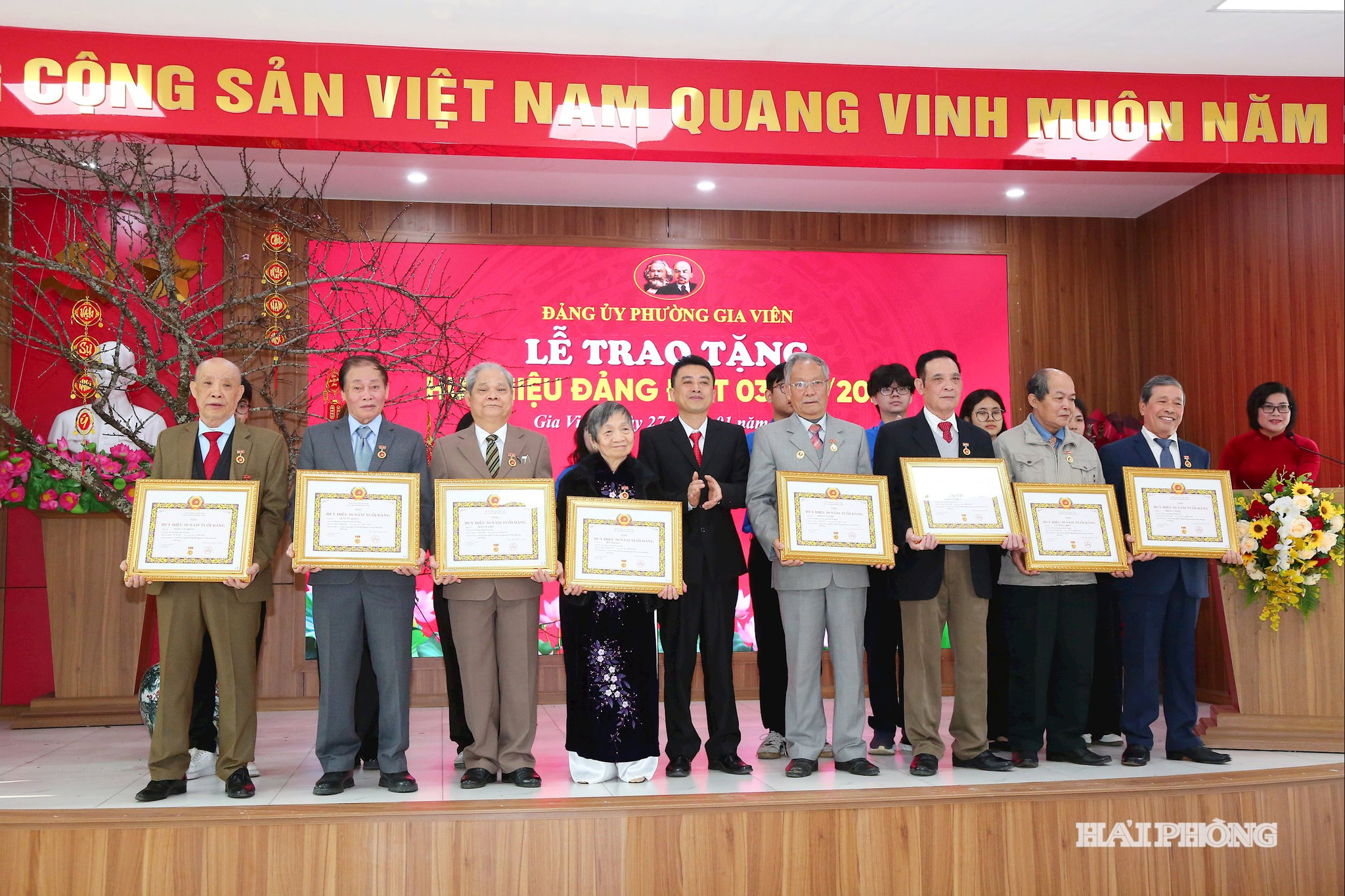 Đồng chí Trần Quang Tường, Bí thư Đảng ủy phường Gia Viên trao Huy hiệu 50 năm Tuổi Đảng tặng các Đảng viên