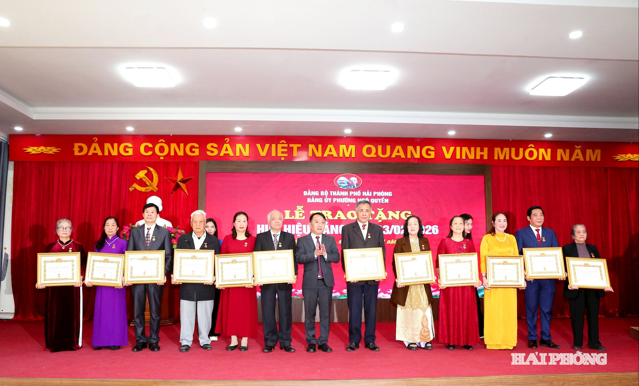 Lãnh đạo phường Ngô Quyền trao Huy hiệu Đảng tặng các đảng viên.