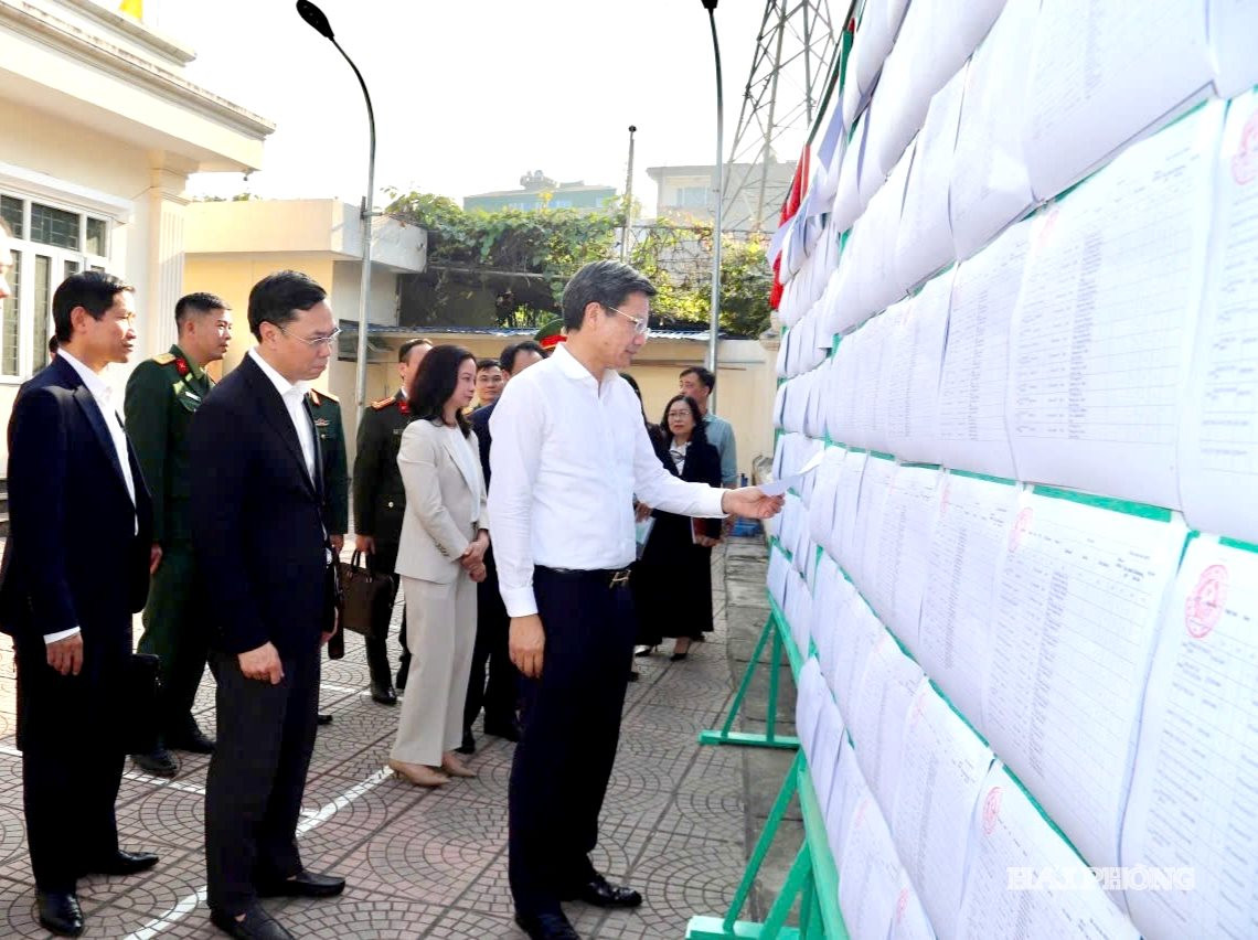 Đồng chí Lê Anh Quân, phó Chủ tịch thường trực UBND thành phố kiểm tra công tác chuẩn bị bầu cử đại biểu Quốc hội phường Hải An