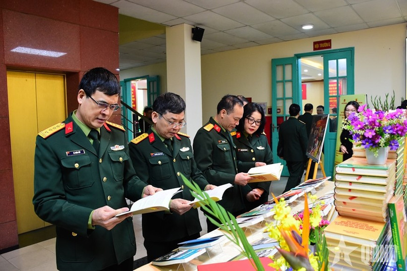 Các đại biểu tham quan trưng bày giới thiệu cuốn sách của Đại tướng Phan Văn Giang. (Ảnh: Báo Quân đội nhân dân)